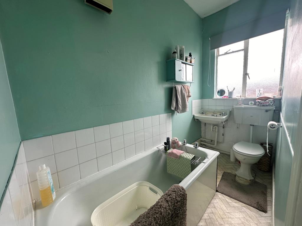 Lot: 98 - THREE-BEDROOM MAISONETTE FOR INVESTMENT -